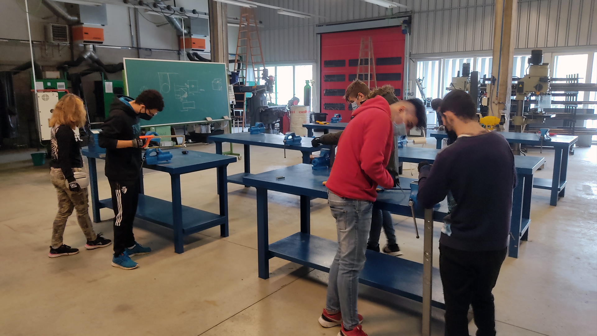 Cenifer Alumnos del CFPE en auxiliar en electricidadmecanizando los soportes en el taller de Mantenimiento Electromecánico junto a Carlos Álava.