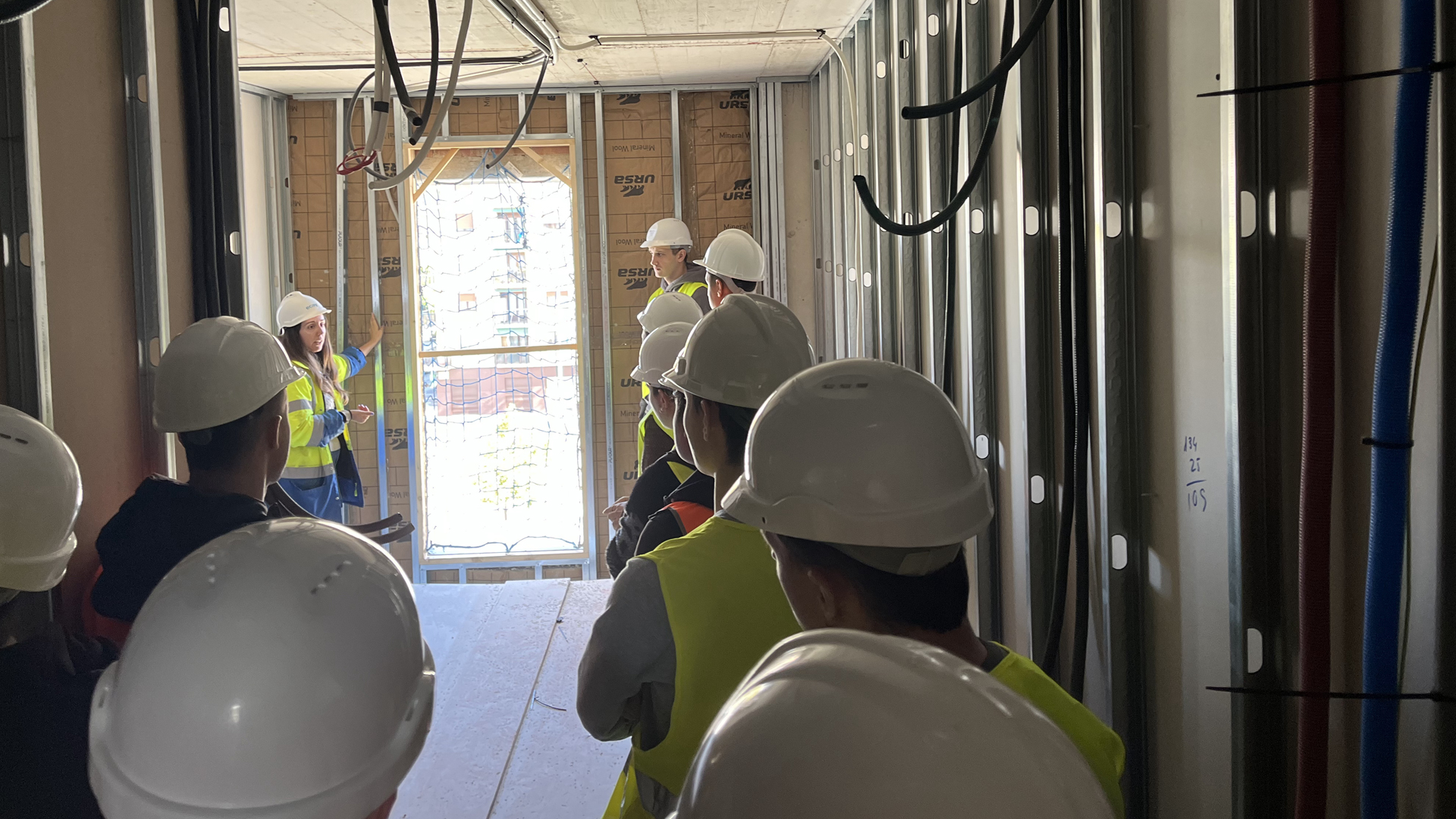 Cenifer visita a obra de construccion alumnos junto Amaia Asin